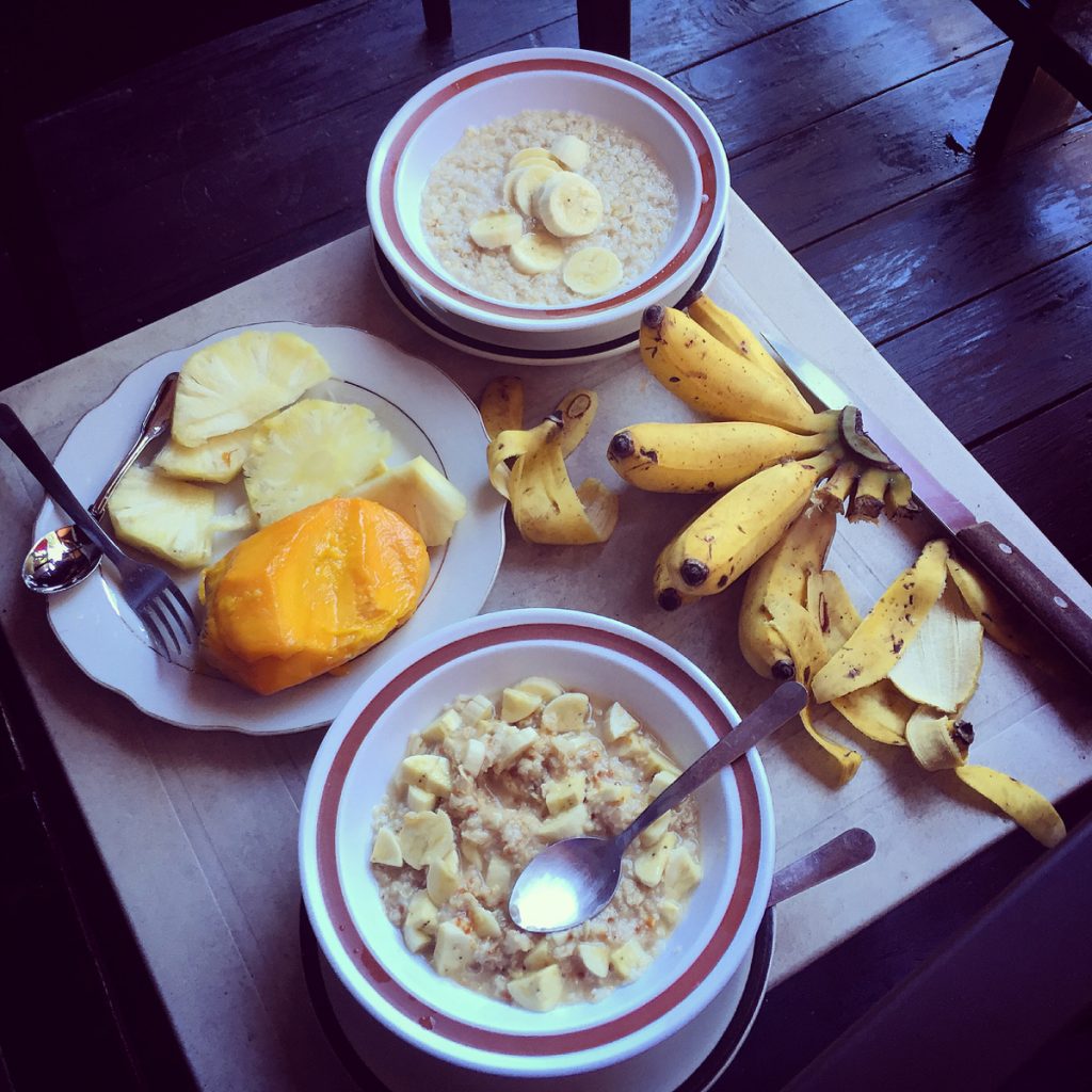 Nasze pierwsze śniadanie, self made. Mango, ananas, banany i owsianka.