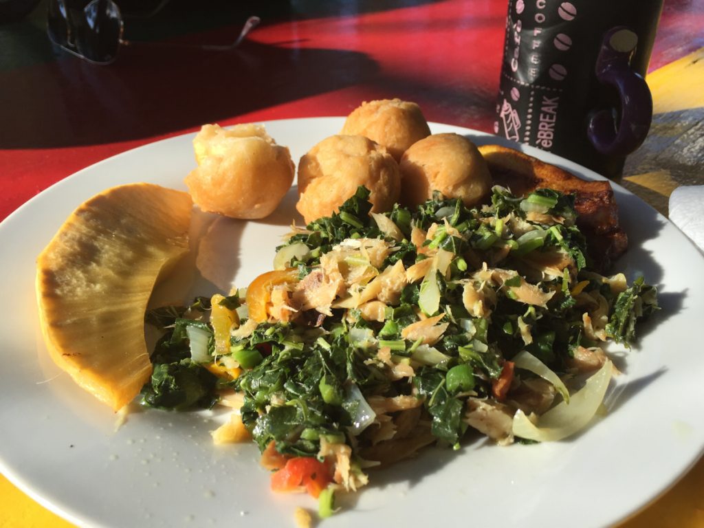 Ackee z czymś zielonym (callaloo) i oczywiście znakomita kawa